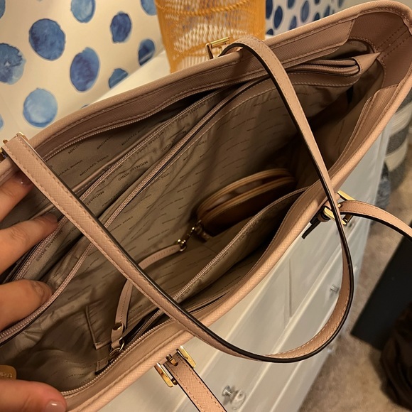 Micheal Kors Baby Soft pink large tote with gold hardware zipper - Picture 9 of 14